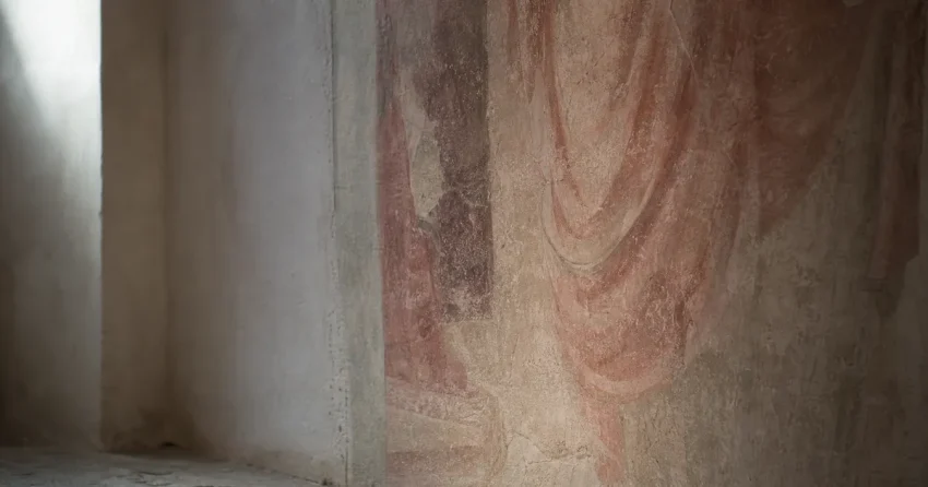 Fresk i rosa och rött på klostervägg, färgerna som återfinns i Rothkos måleri
