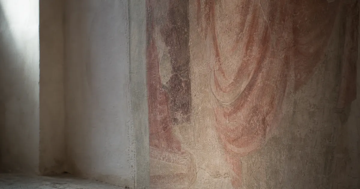 Fresk i rosa och rött på klostervägg, färgerna som återfinns i Rothkos måleri